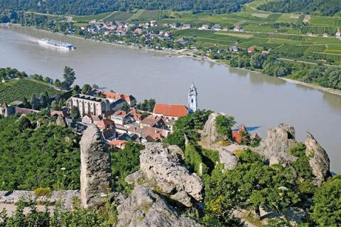 Tiefblick von der Ruine Dürnstein zur Donau und auf das Stadtgebiet von Dürnstein.