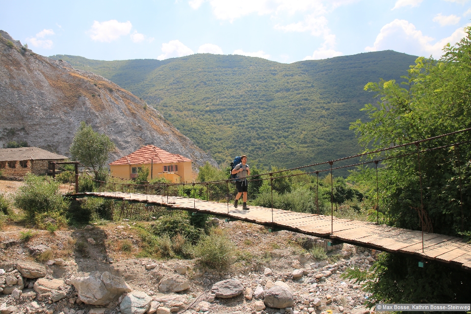 Hinunter ins Dorf Cerjan