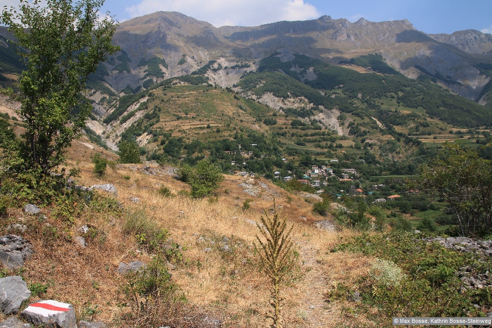 Vorbei an einem kleinen Friedhof verlassen wir Cerjan