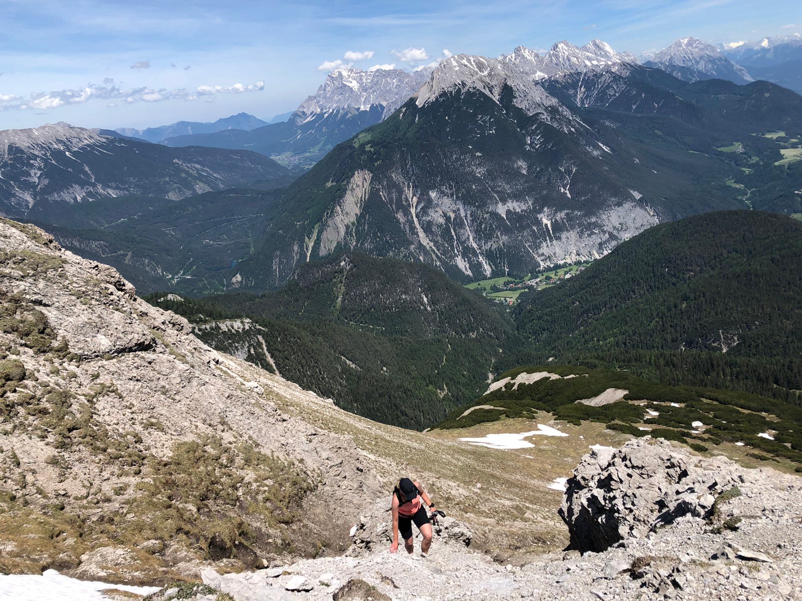 Trittsicherheit beim Aufstieg, dahinter ist die Zugspitze zu sehen