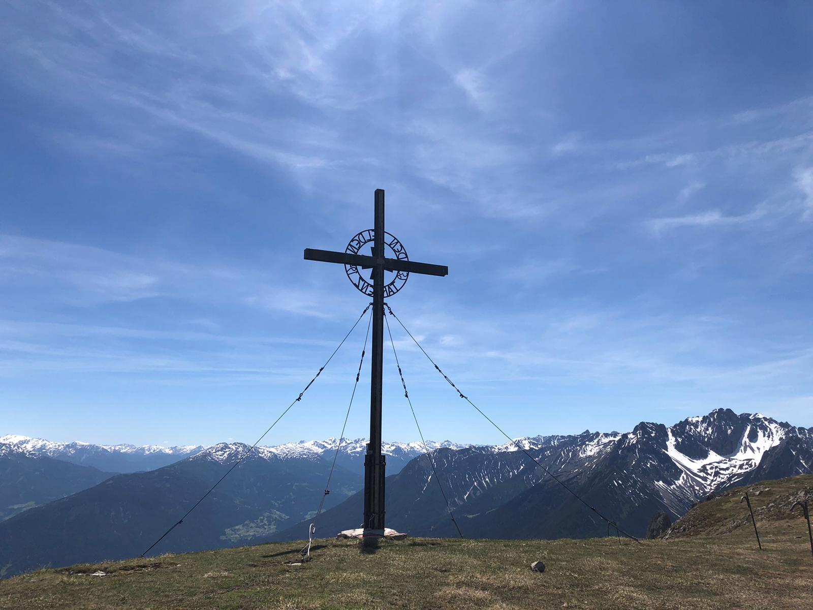Das Gipfelkreuz am Sinnesjoch